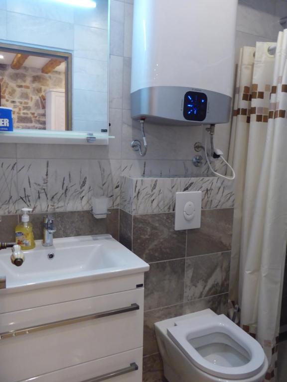 Koupelna v ubytování Apartments Đukić