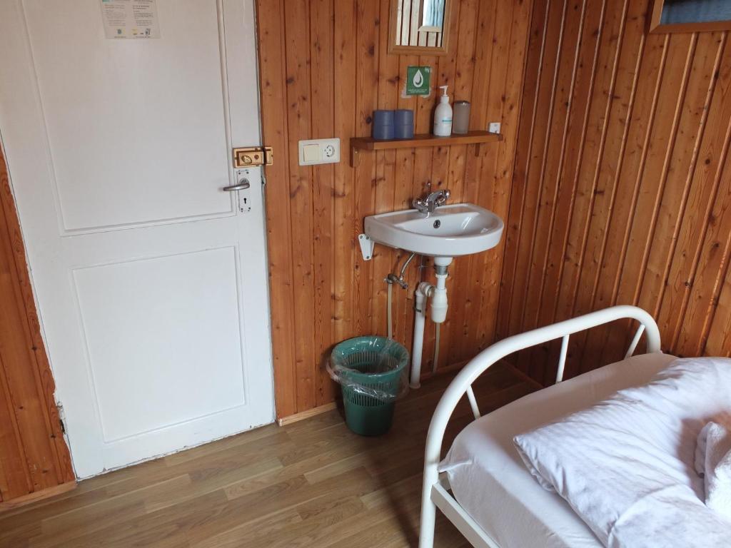 Postel nebo postele na pokoji v ubytování apartment Neðra-Vatnshorn