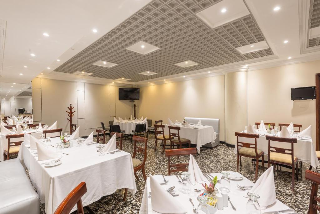 TV a/nebo společenská místnost v ubytování Hotel Dann Av. 19