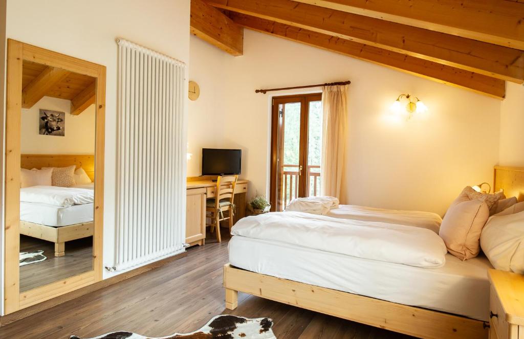 Postel nebo postele na pokoji v ubytování Hotel Chalet Giasenei