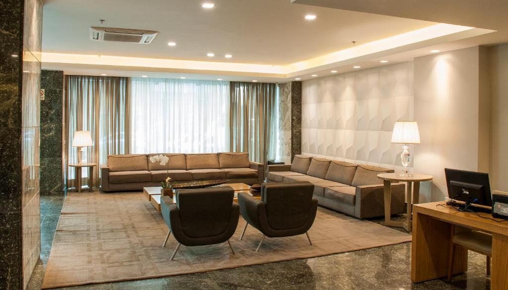 TV a/nebo společenská místnost v ubytování Mirasol Copacabana Hotel