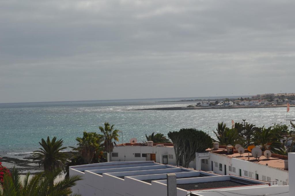 een uitzicht op de oceaan vanuit een resort bij Estudios Center in Corralejo