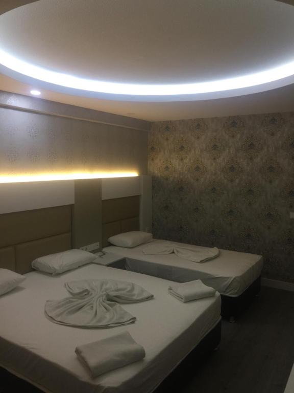 Postel nebo postele na pokoji v ubytování Grand Kayalar Hotel