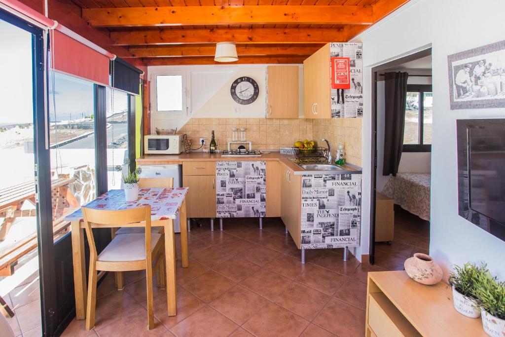 cocina con mesa y sillas y cocina con encimera en Eslanzarote Pico Colorado Loft in Soo, Super Wifi, Sat tv, en Soo