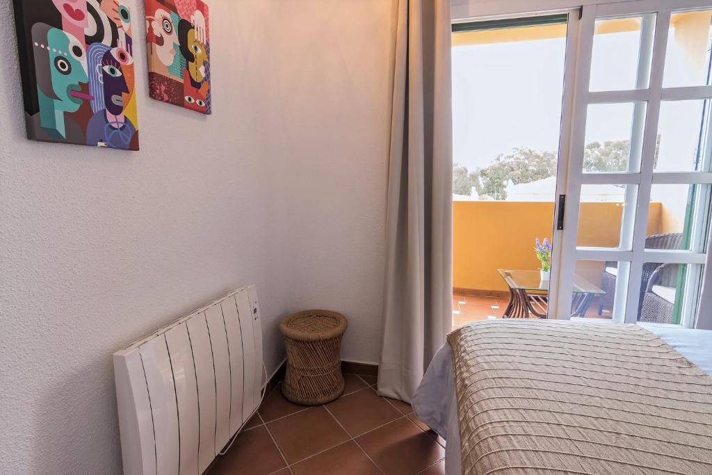 A bed or beds in a room at Ocean view La Quinta