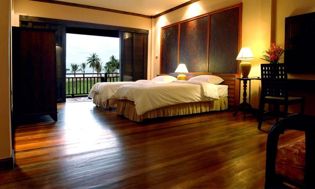 Postel nebo postele na pokoji v ubytování Andamania Beach Resort, Khaolak - SHA plus