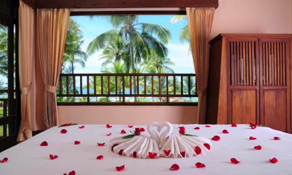 Postel nebo postele na pokoji v ubytování Andamania Beach Resort, Khaolak - SHA plus