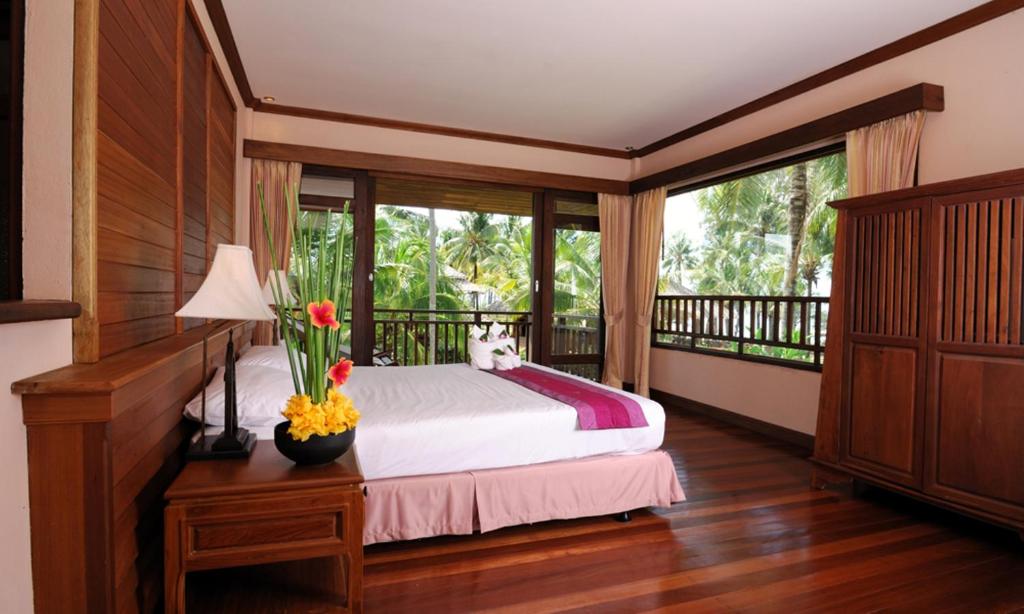 Postel nebo postele na pokoji v ubytování Andamania Beach Resort, Khaolak - SHA plus