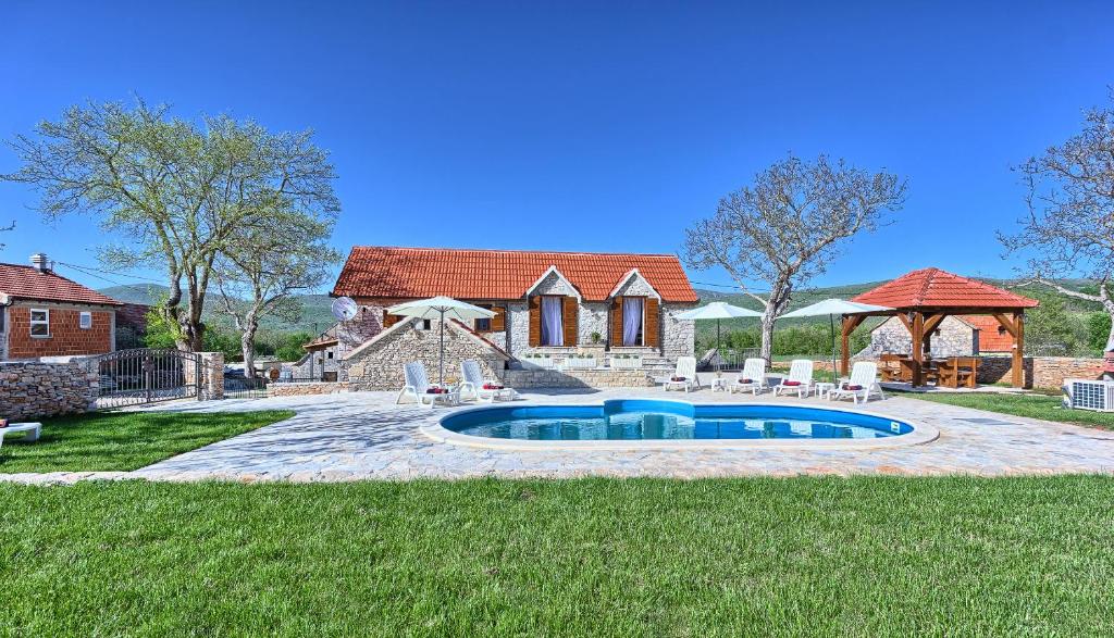 uma piscina no quintal de uma casa em Dalmatia Stone House - heated pool em Biorine