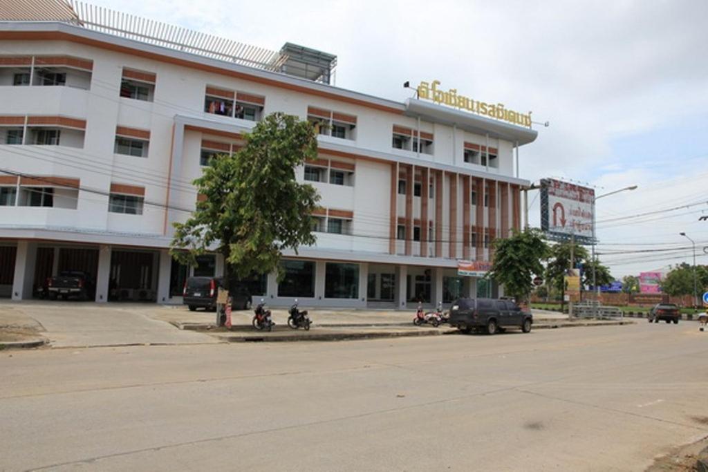 um grande edifício branco no lado de uma rua em The Ocean Residence em Nakhon Ratchasima