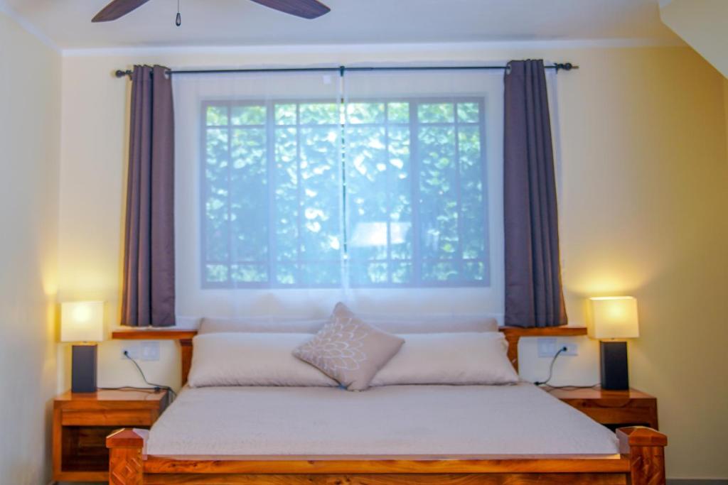 Postel nebo postele na pokoji v ubytování Sunrise Club Hotel