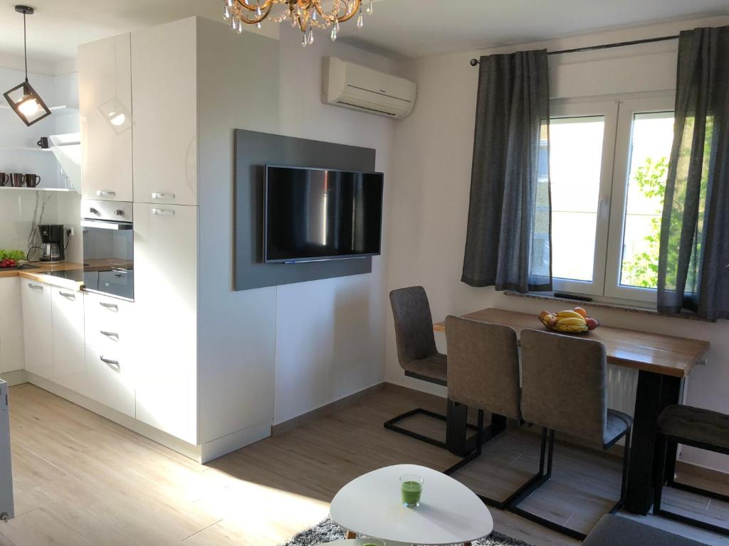 TV a/nebo společenská místnost v ubytování Apartmani Učka