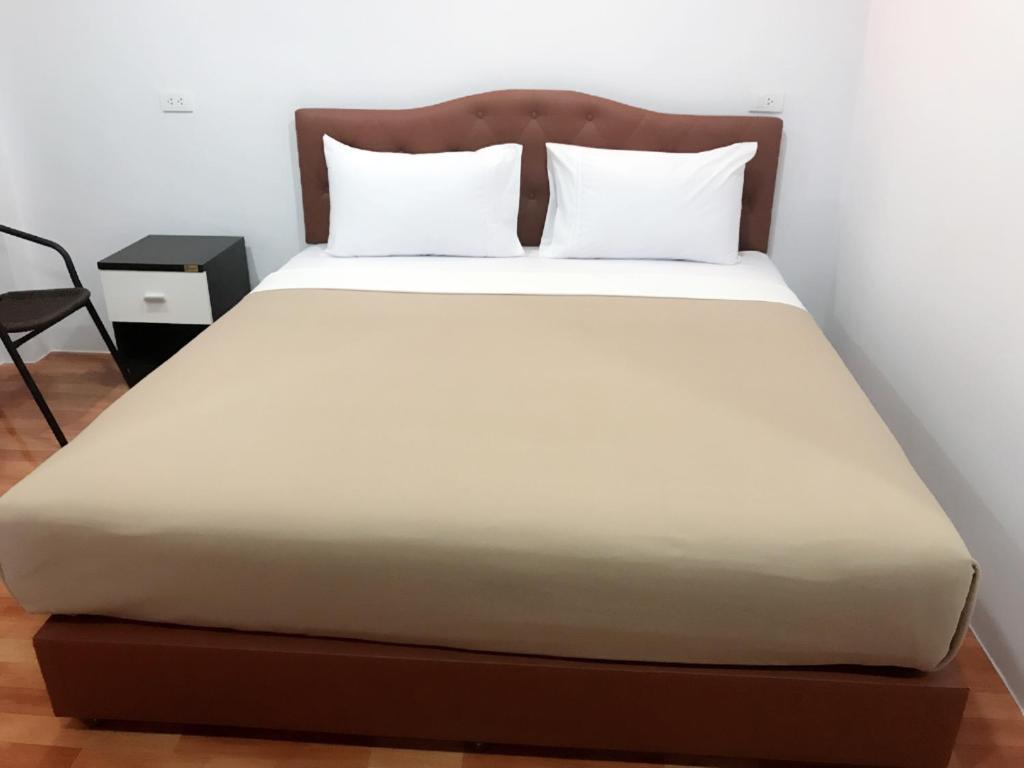 Postel nebo postele na pokoji v ubytování Boodsarin Hotel