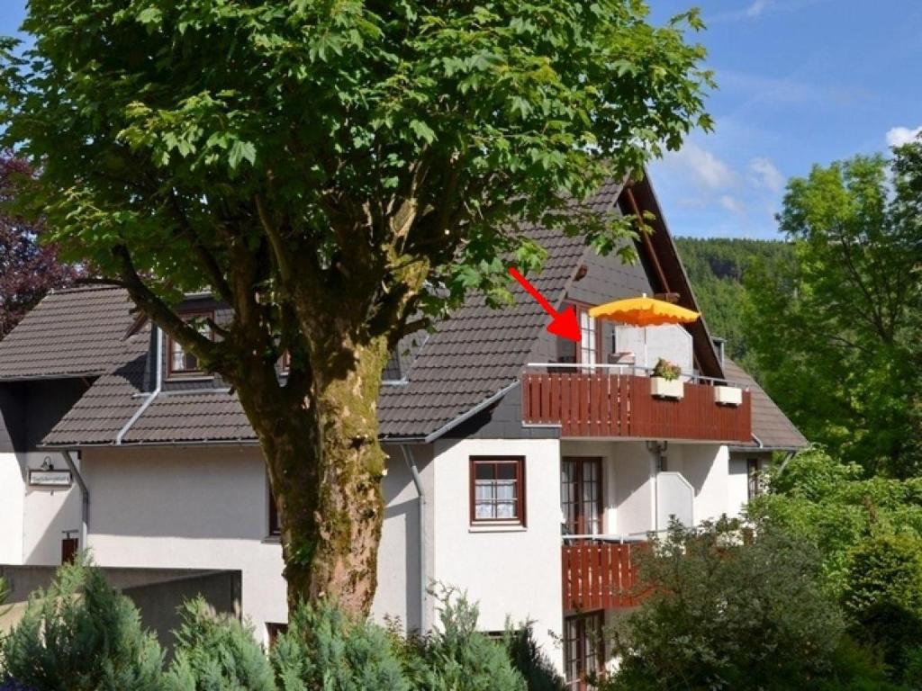 Casa con balcón con sombrilla en Bocksbergblick Fewo Auszeit, en Goslar