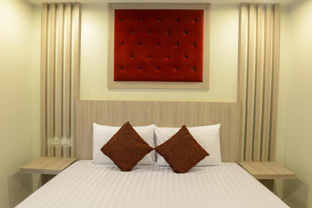 een slaapkamer met een wit bed met 2 kussens bij DB Plus 3 in Bangkok