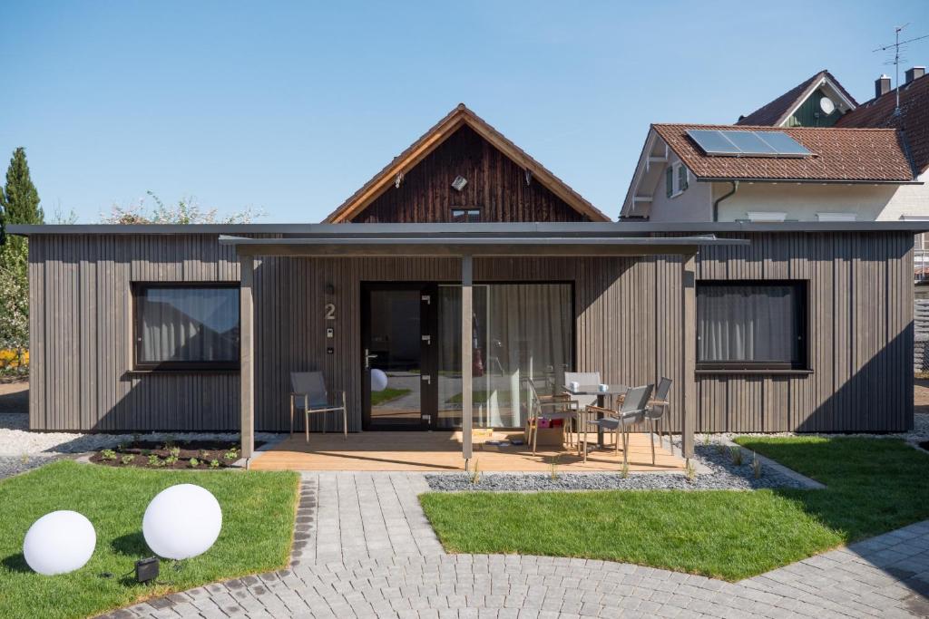ein Haus mit Glastüren und einer Terrasse in der Unterkunft Freches Wohnen in Lindau