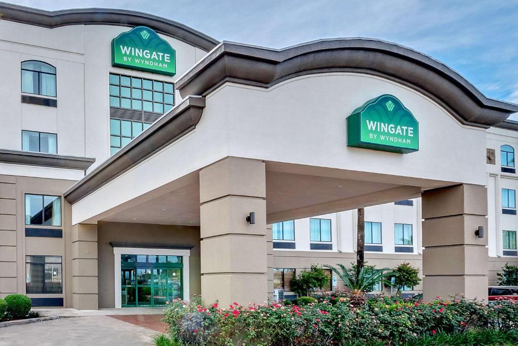 un edificio con entrada a un hotel Winterridge en Wingate By Wyndham Houston / Willowbrook en Houston