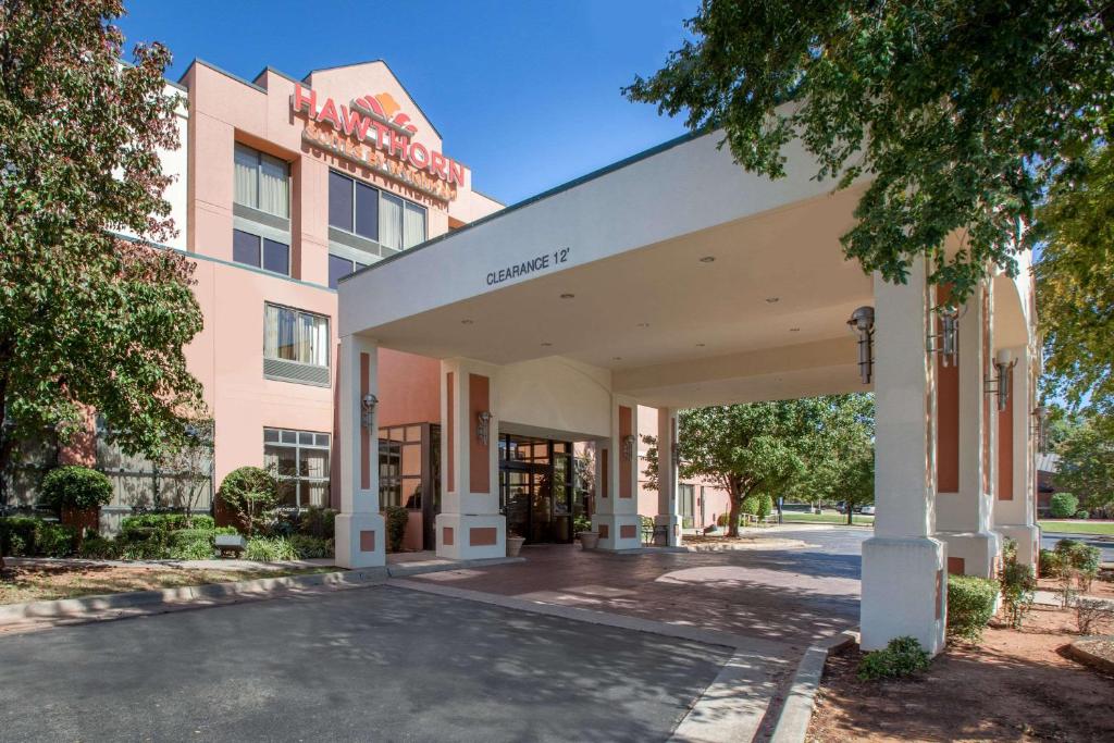 rysunek przedniej części budynku w obiekcie Hawthorn Suites Midwest City w mieście Midwest City