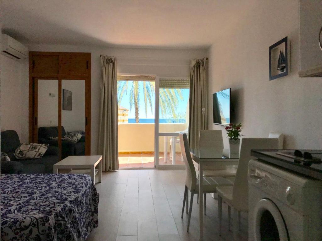 Kuchyň nebo kuchyňský kout v ubytování Estudios y Apartamentos Benal Beach
