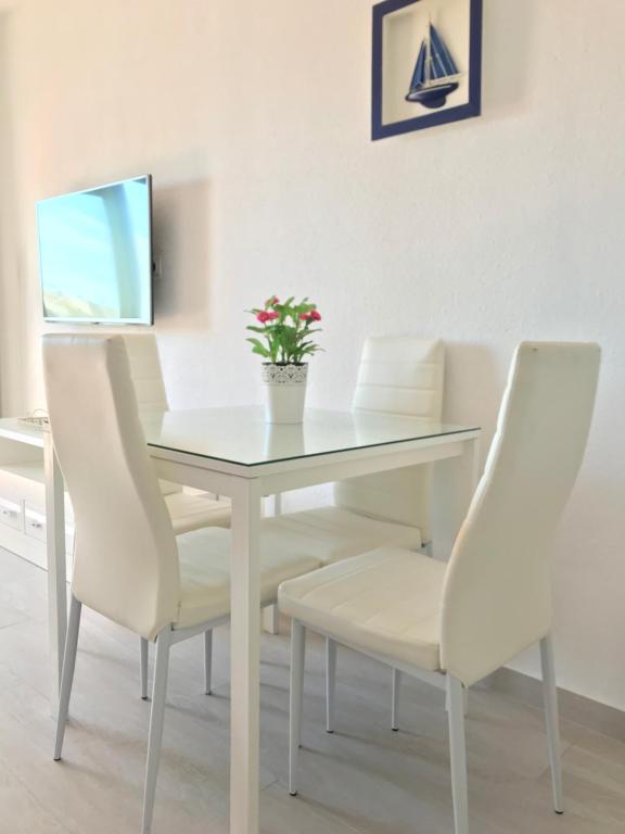 TV a/nebo společenská místnost v ubytování Estudios y Apartamentos Benal Beach