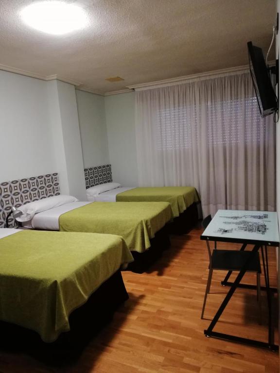 Postel nebo postele na pokoji v ubytování Pensión La Rioja