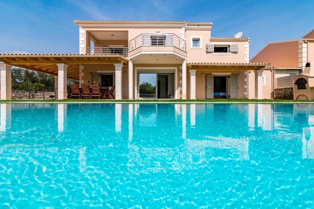 een villa met een zwembad voor een huis bij Villa Johnnie in Corfu-stad