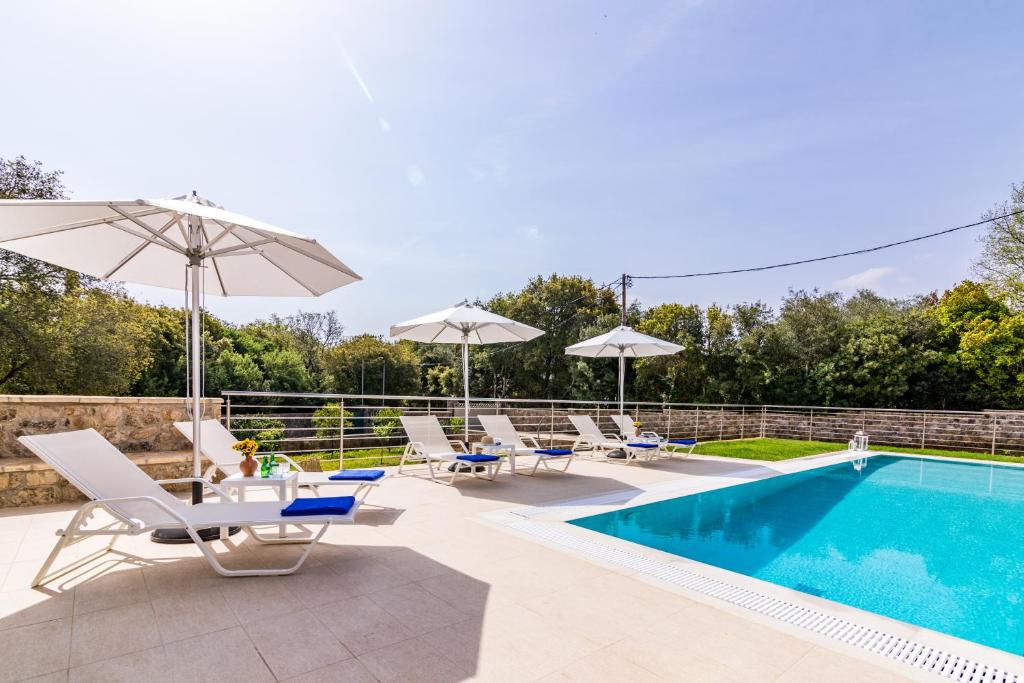The swimming pool at or close to Villa Johnnie