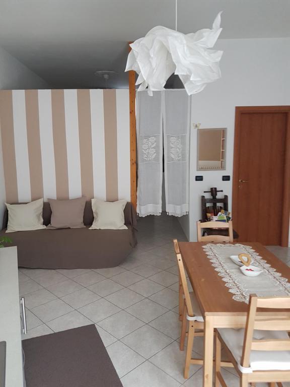 ein Wohnzimmer mit einem Sofa und einem Tisch in der Unterkunft Come a casa in Villastellone