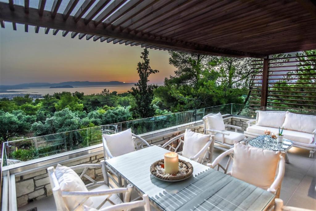 d'une terrasse avec une table et des chaises sur un balcon. dans l'établissement Villa Evangelia, à La Canée