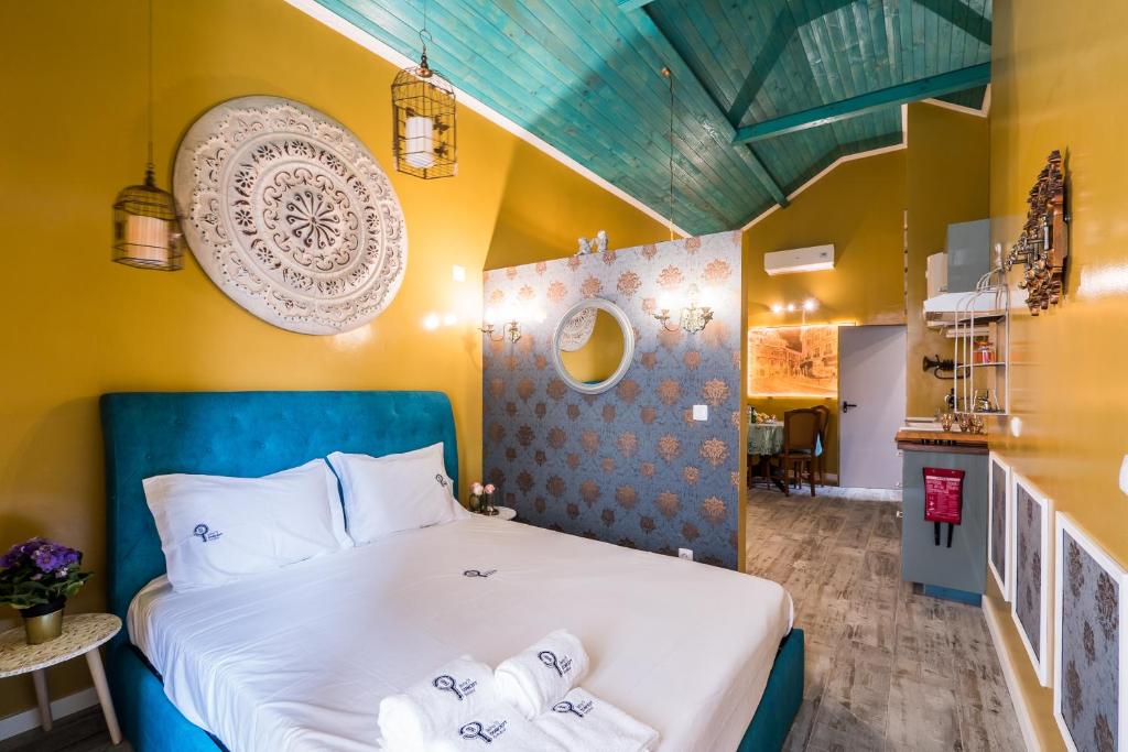 - une chambre avec un lit et 2 serviettes dans l'établissement Y.Baixa - Boutique Apartments, à Setúbal