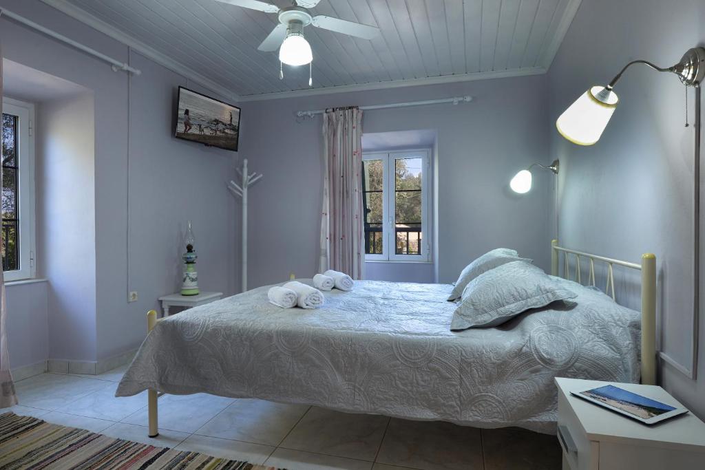 una camera da letto con un letto con due peluche sopra di Mikroulis Residence a Mastorátika