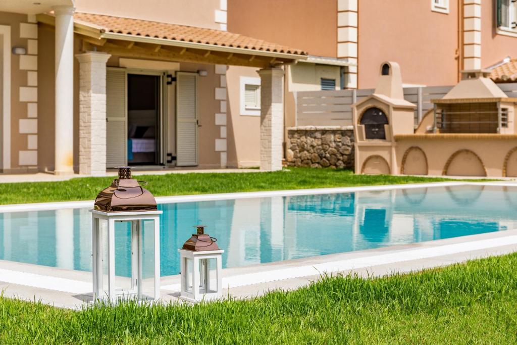 The swimming pool at or close to Villa Johnnie
