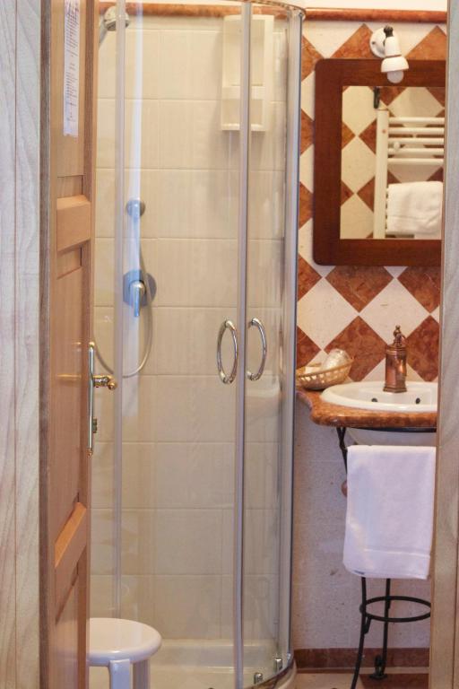 W łazience znajduje się prysznic ze szklanymi drzwiami. w obiekcie Villa Cosilinum w mieście Padula