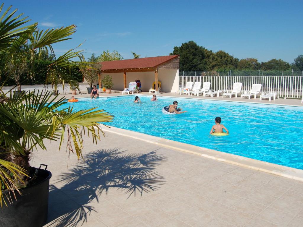 Bazén v ubytovaní Charming holiday home with pool and pond alebo v jeho blízkosti