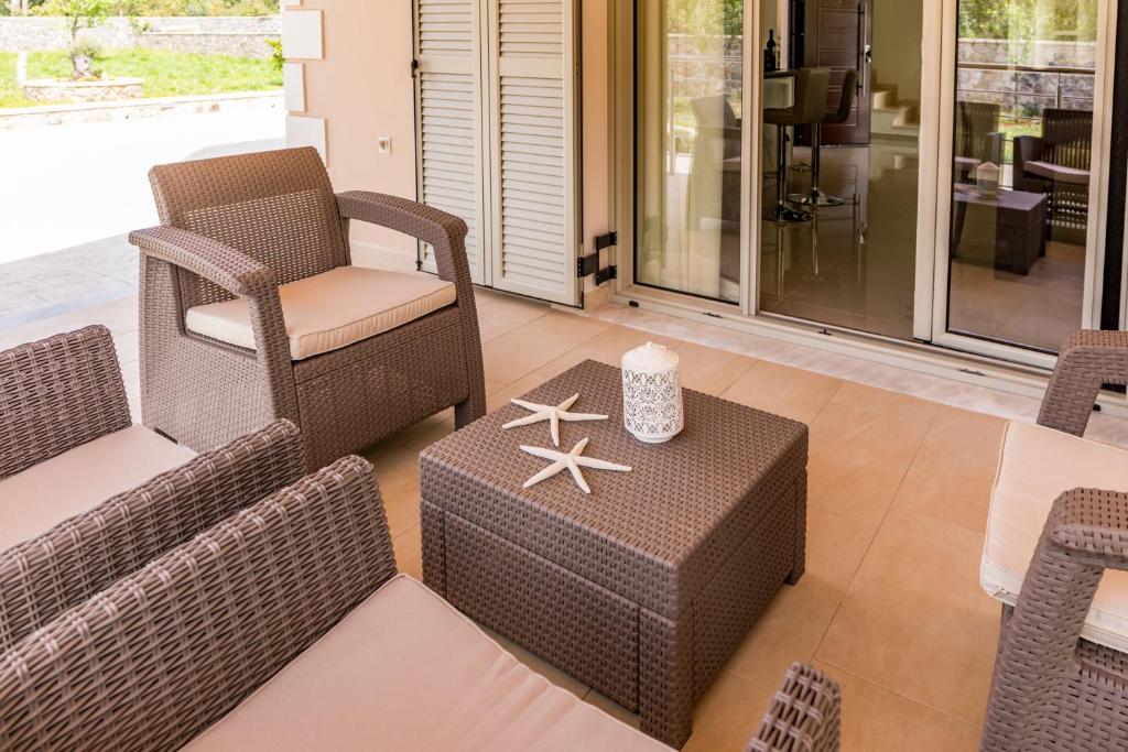 A seating area at Villa Johnnie