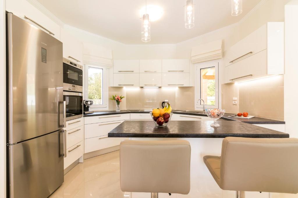 A kitchen or kitchenette at Villa Johnnie