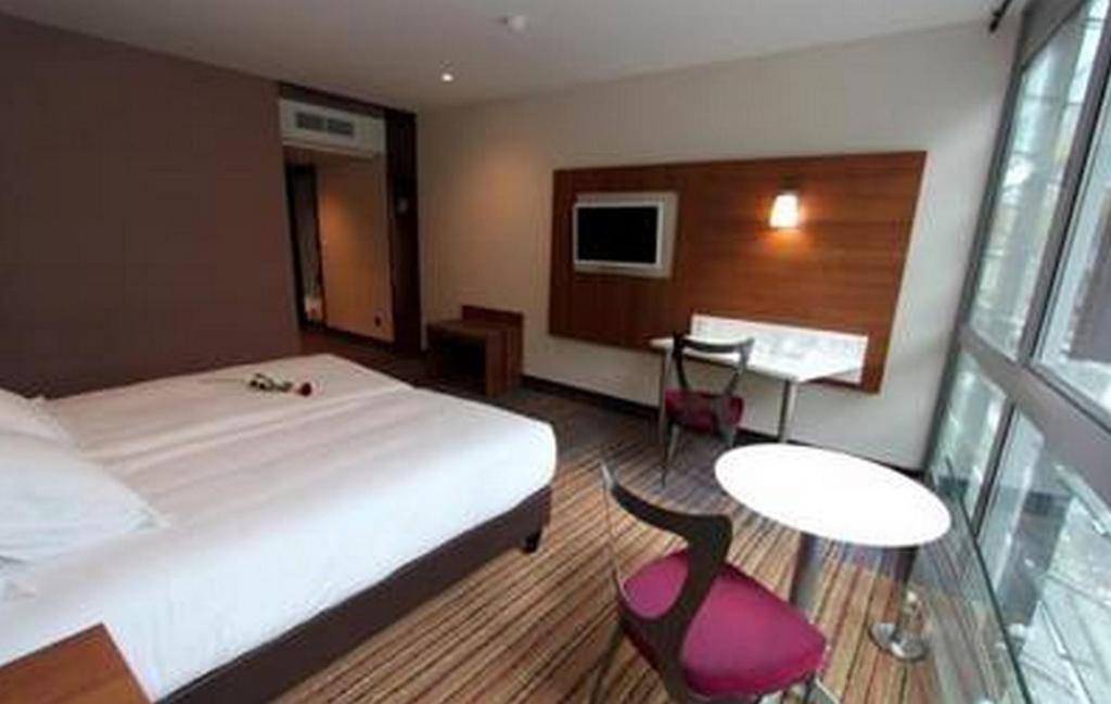 Uma cama ou camas num quarto em Hotel Lyon-ouest