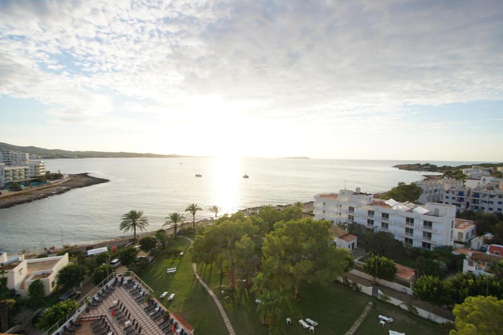 Hotel Abrat, San Antonio – Updated 2023 Prices