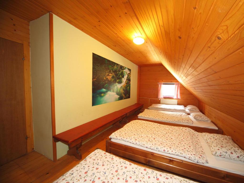 Postel nebo postele na pokoji v ubytování PLANINSKA KOČA NA GOZDU
