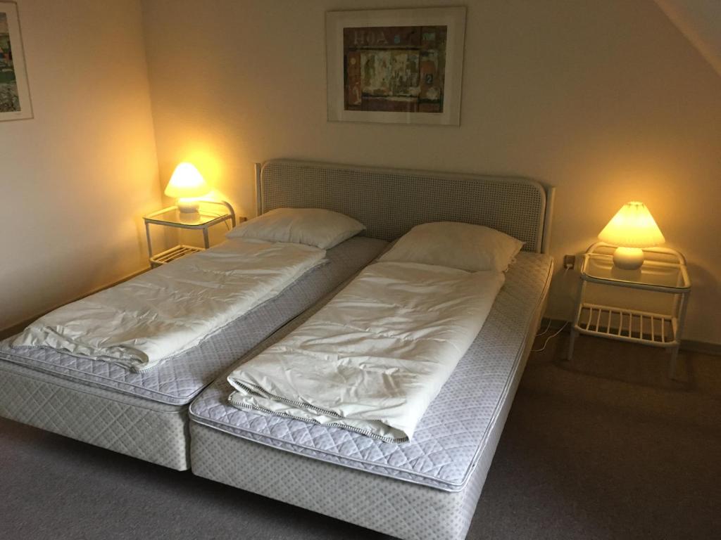 Postel nebo postele na pokoji v ubytování Løkken Badehotel Apartments