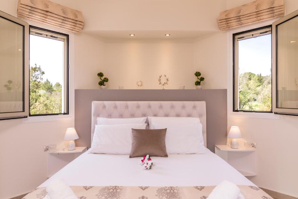 A bed or beds in a room at Villa Johnnie