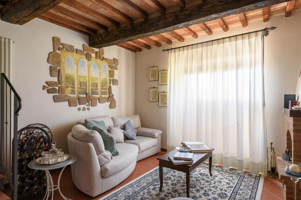 uma sala de estar com um sofá e uma mesa em Tuscany Balcony: Crete Senesi em Casetta