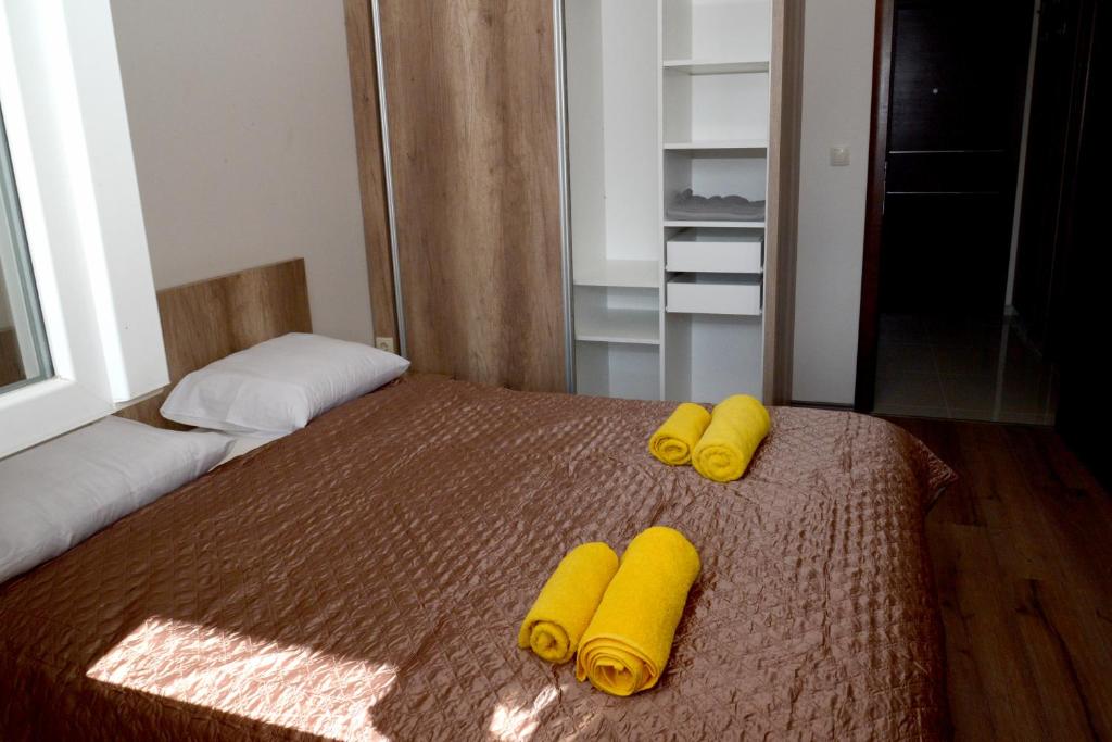 A bed or beds in a room at "SONJA APARTMAN" JAGODINA