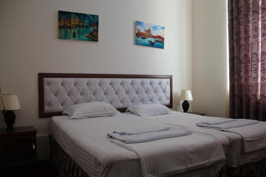 Ένα ή περισσότερα κρεβάτια σε δωμάτιο στο Hotel "GRAND WAY"