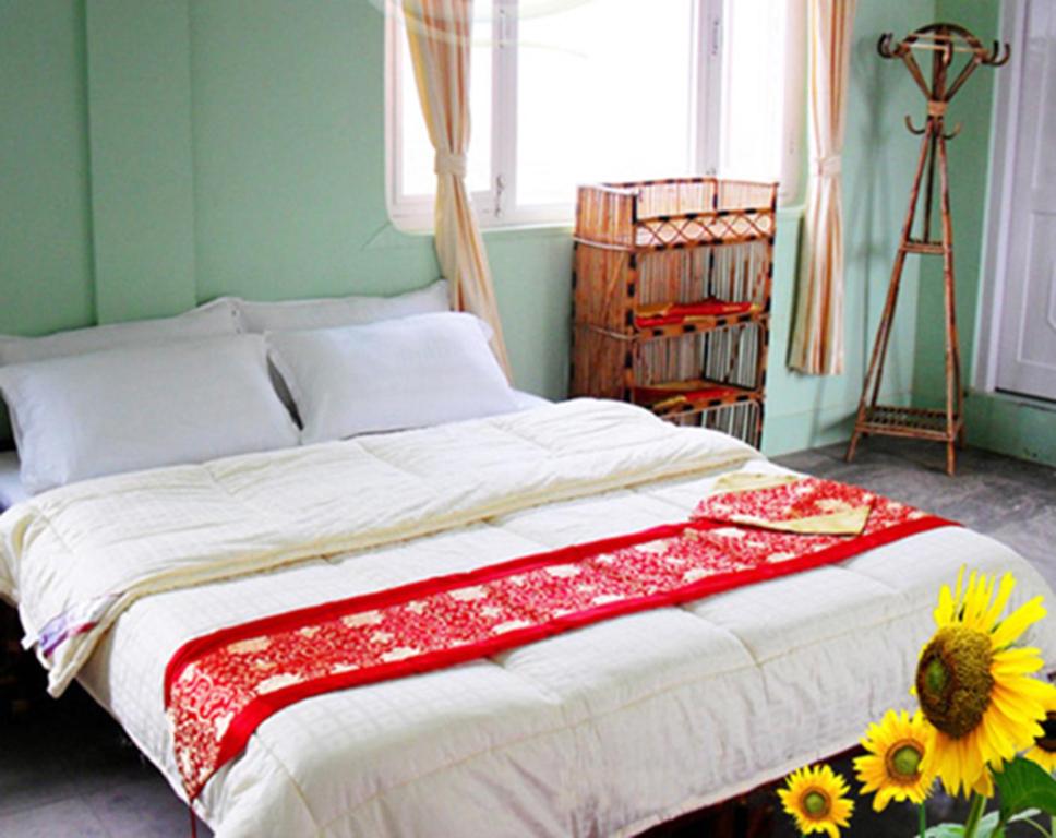 um quarto com uma cama com um girassol em 行者之家SUNFLOWER em Rummindei