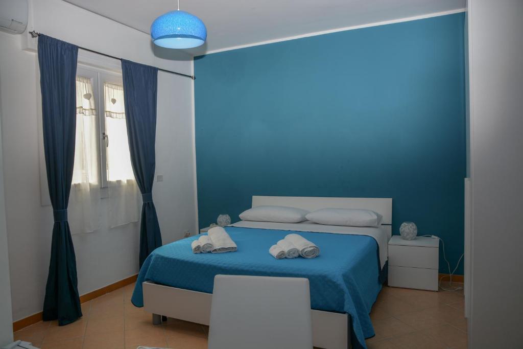 ディアマンテにあるPorta del Mareの青いベッドルーム(タオル2枚付)