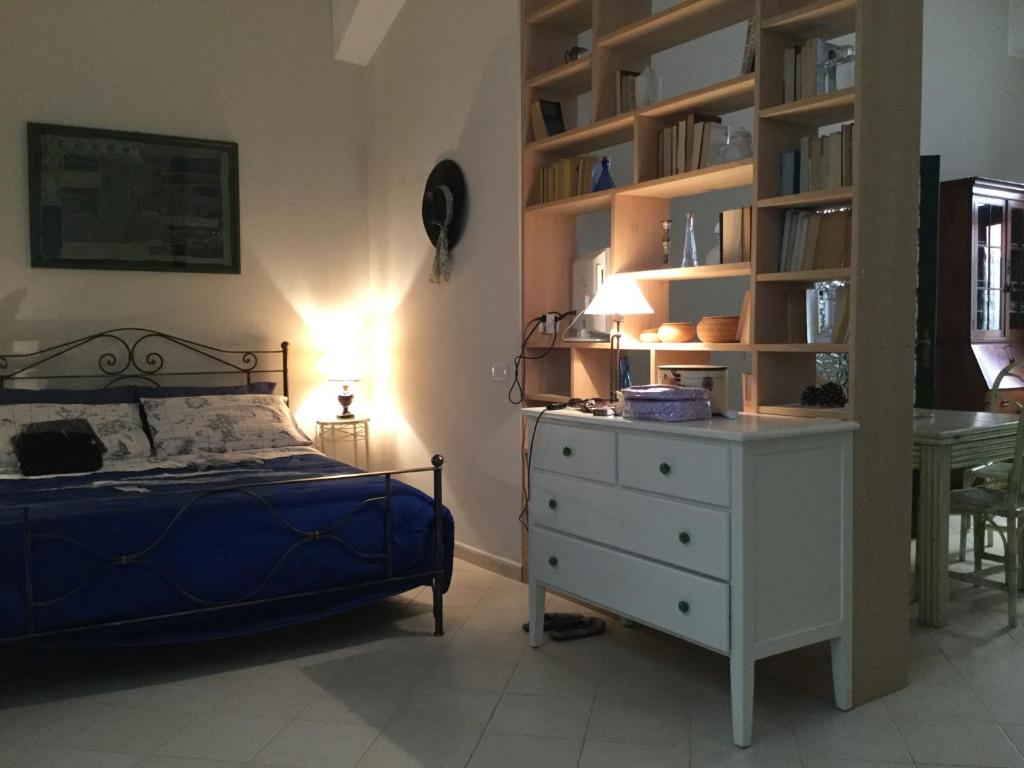 1 dormitorio con 1 cama, vestidor y estanterías en Freja, en SantʼAntìoco