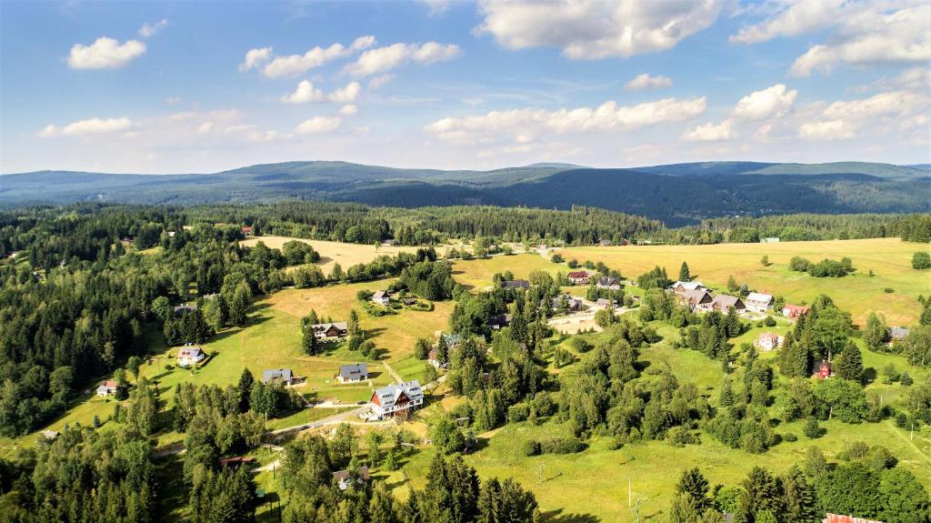 z powietrza widok na małą wioskę na wzgórzach w obiekcie Apartment Loucky w mieście Janov nad Nisou