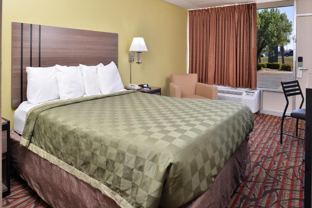 pokój hotelowy z dużym łóżkiem i oknem w obiekcie Americas Best Value Inn West Monroe w mieście West Monroe