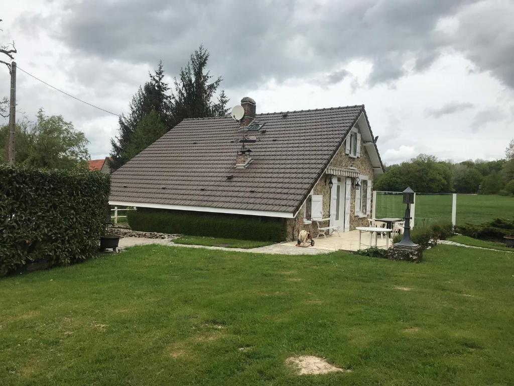 ein kleines Haus mit einem Dach auf einem Hof in der Unterkunft Gite de L'Hirondelle in Mareuil-en-Brie